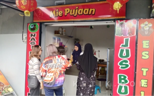 Thumbnail Berita - Viral Cwie Mie Cemorokandang, Kuliner Malang Tembus Jakarta hingga Diburu Turis Asing