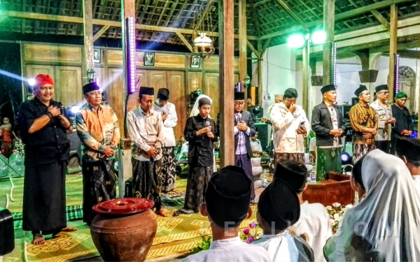 Thumbnail Berita - Pengajian Isra Miraj di Pendopo Ngasho Sa Sirmu Desa Tugu Tulungagung Jadi Magnet Anak Muda