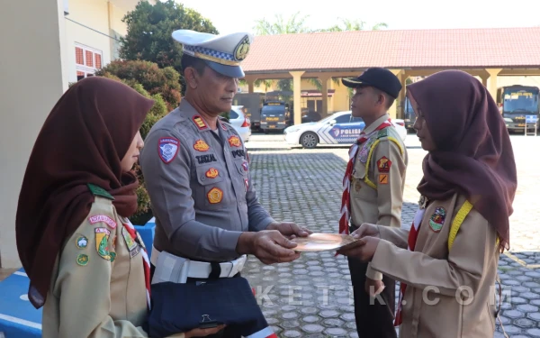 Thumbnail Berita - Ikut Amankan Nataru, Polres Abdya Beri Penghargaan untuk Pramuka Saka Bhayangkara
