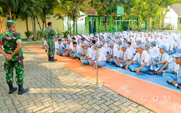 Thumbnail Berita - Babinsa Balen Bojonegoro Sosialisasikan Rekrutmen TNI Angkatan Darat