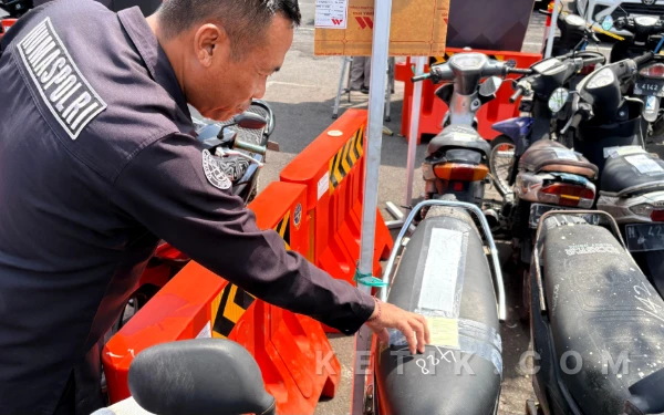 Thumbnail Berita - Perdana! Polrestabes Surabaya Kembalikan 810 Motor Sitaan ke Pemilik Tanpa Pungutan