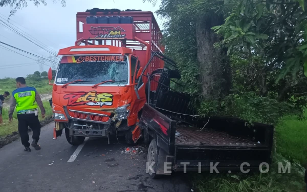 Thumbnail Berita - Diduga Selip Saat Menyalip, Pick Up dan Truk Terlibat Kecelakaan di Bodeh Pemalang