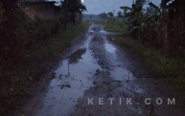 Thumbnail Berita - Miris! Nasib Ruas Jalan Raya Desa Sirapan Madiun, Bertahun-tahun Rusak Tanpa Perbaikan
