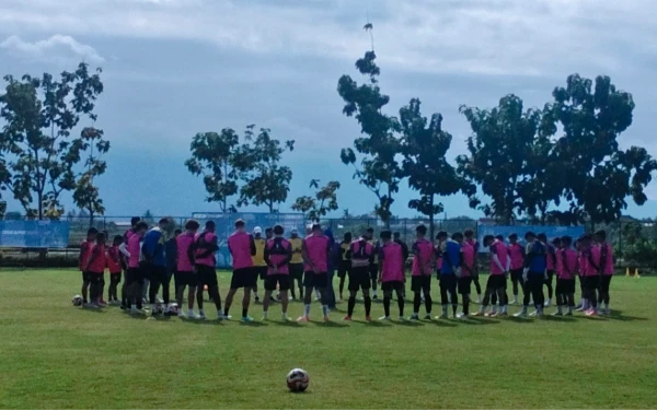 Thumbnail Suasana Duka Warnai Latihan Perdana Arema FC Usai Wafatnya Kuncoro
