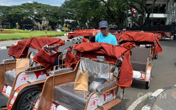 Thumbnail Berita - Prabowo Beri Bantuan 200 Becak Listrik, Tukang Becak Kota Malang: Dulu Soro, Sekarang Enak