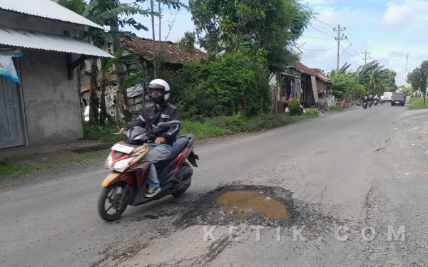 Thumbnail Berita - Akses Wisata Pantai Ngebum Kendal Rusak Parah, Pengendara Keluhkan Lubang-Minimnya Penerangan