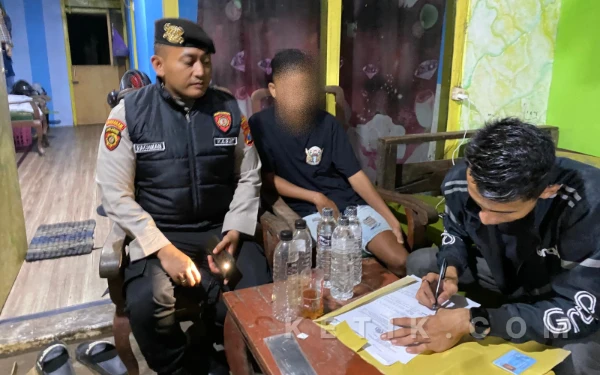 Thumbnail Berita - Respon Cepat Laporan Masyarakat, Samapta dan Intelkam Polres Situbondo Razia Peredaran Miras