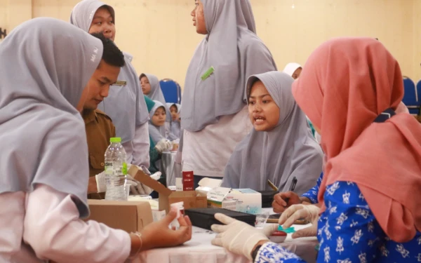 Thumbnail Berita - Hari Gizi Nasional di Nurul Jadid, Santriwati Diajak Berdialog dengan Kesehatan Diri