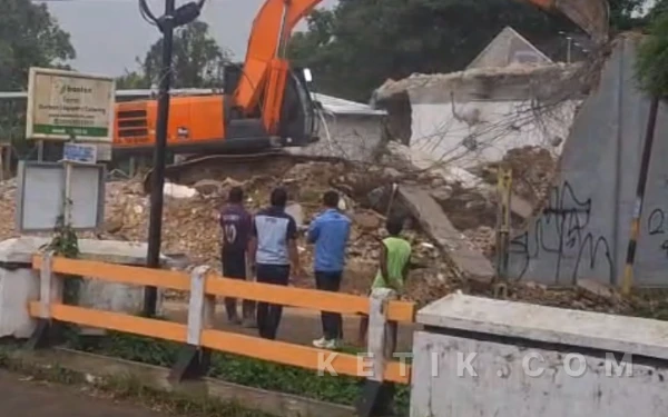 Thumbnail Berita - Dianggap Membahayakan, Pembongkaran Bangunan Bekas Minimarket di Muntil Serang Dikeluhkan