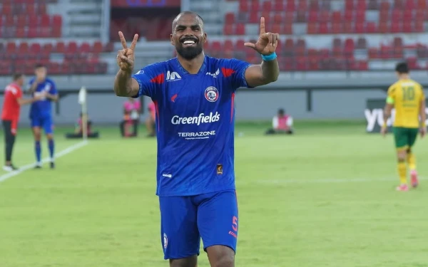 Thumbnail Arema FC Bantah Kabar Bakal Pulangkan Thales Lira dari Persija Jakarta