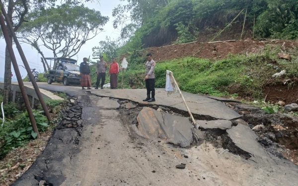 Jalan Raya Batunyana–Danasari di Gunungjati Tegal Ambles, Polsek Bojong Larang Kendaraan Roda 4 Melintas