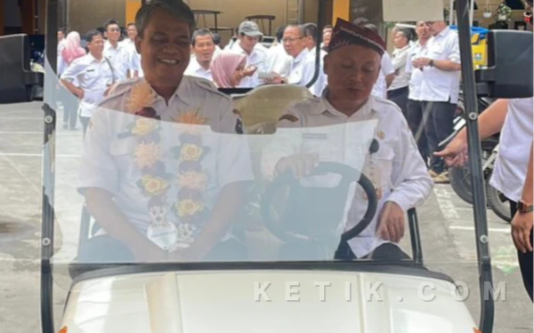 Thumbnail Berita - Menarik! DPUPR Kota Tegal Antarkan Pegawai Pindah Jabatan Pakai Mobil Golf, Buktikan Jalan Kota Sudah Baik