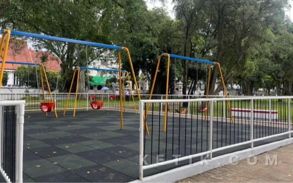 Thumbnail Berita - Lebih Aman! Alun-Alun Merdeka Kota Malang Gunakan Cat Non-Toksik dan Lantai Khusus Playground