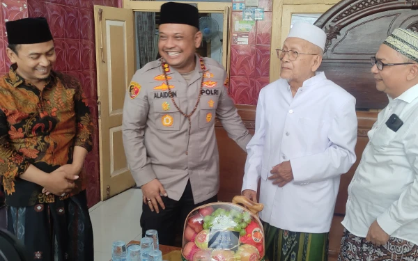 Thumbnail Berita - Kapolres Tuban AKBP Alaiddin Ke Ponpes Mansyaul Huda 02 Senori, Jaga Silaturahmi  dengan Ulama di Bumi Wali