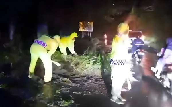 Thumbnail Berita - Hujan Lebat Picu Longsor di Pujon, Jalur Provinsi Malang-Kediri Sempat Terganggu