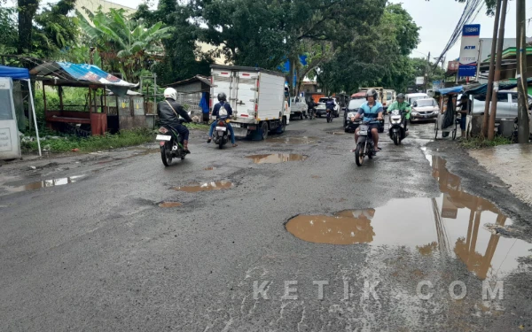 Thumbnail Berita - Awas! Banyak Lubang di Jalan Nasional Bypass Soekarno Hatta Rangkasbitung, Pengguna Jalan Terancam