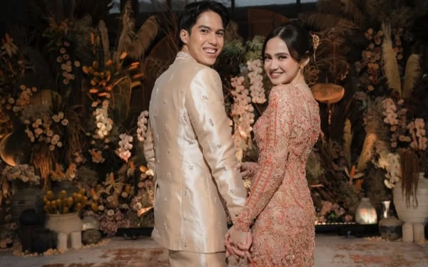Thumbnail Berita - Usai Lamaran Romantis di Swiss, El Rumi dan Syifa Hadju Gelar Prosesi Lamaran Intimate di Jakarta