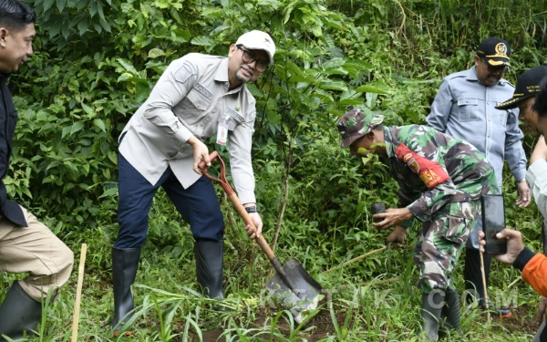 Thumbnail Berita - Lawan Banjir di Maesan, Bondowoso Bergerak Tanam 2.000 Pohon dari Hulu Sungai