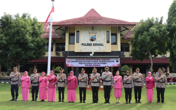 Thumbnail Berita - Serah Terima Jabatan di Polres Kendal, Kapolsek hingga Kasat Intelkam Berganti