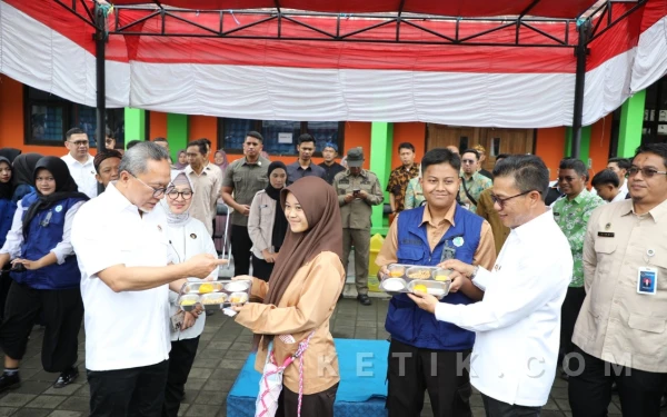 Thumbnail Berita - Menko Pangan Goes to School Pantau Pelaksanaan MBG di 4 Sekolah Kabupaten Bandung