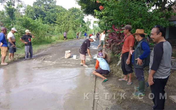 Wujudkan Jalan Mulus, Lurah Pokok Terjun Langsung Kerja Bakti Rabat Jalan