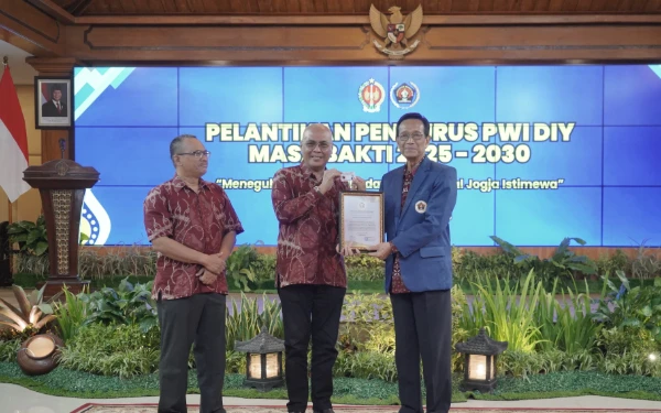 Thumbnail Berita - PWI Pusat Anugerahkan Status Anggota Kehormatan kepada Sri Sultan HB X