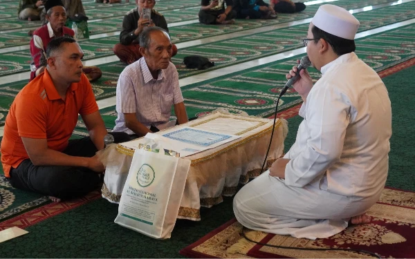 Thumbnail Berita - Awal Sya’ban, Pendeta asal Lombok Berikrar Masuk Islam di Masjid Al Akbar Surabaya