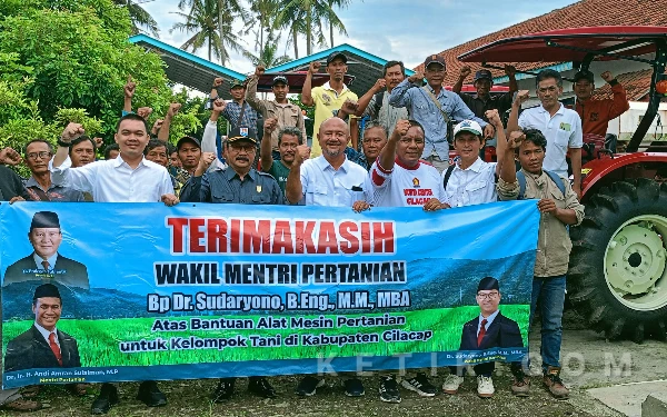 Thumbnail Berita - Petani di Kabupaten Cilacap Semringah! Kementan Beri 18 Alsintan untuk Gapoktan