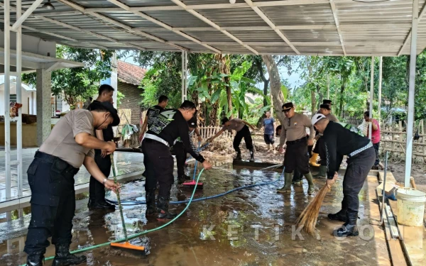 Thumbnail Pascabanjir Personel Polres Situbondo dan Polsek Jajaran Gerak Cepat Bersihkan Lumpur