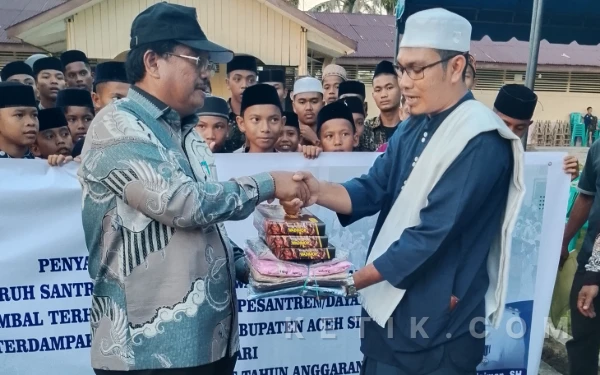 Thumbnail Berita - 196 Santri Ponpes Darul Hasanah Terima Bantuan Sarung dan Mukena dari Presiden Prabowo Subianto