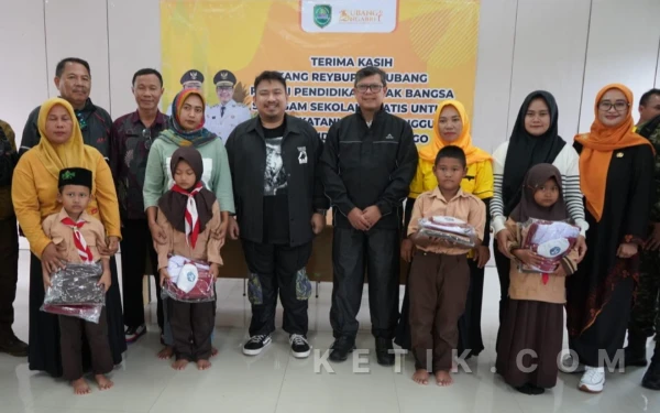 Thumbnail Berita - Penuhi Janji Politik, Bupati Subang Bagikan Seragam Sekolah Gratis