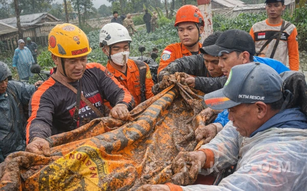 Thumbnail Berita - Korban Tewas Longsor Cisarua KBB Bertambah Jadi 9 Warga, Polda Jabar Berhasil Identifikasi 6 Jasad