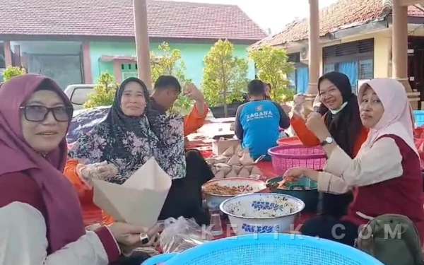 Thumbnail Berita - GOW Situbondo Salurkan Bantuan dan Bantu Bungkuskan Nasi di Posko Dapur Umum Kecamatan Besuki