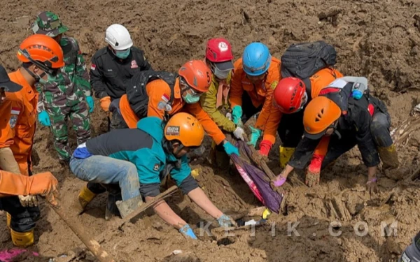Thumbnail Berita - Korban Longsor Cisarua KBB Tembus 25 Jasad Ditemukan, 80 Masih Dicari