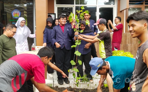 Thumbnail Berita - Gerakkan Sekolah Ketahanan Pangan, Program Sikap 2026 Digelar Serentak di Jawa Timur