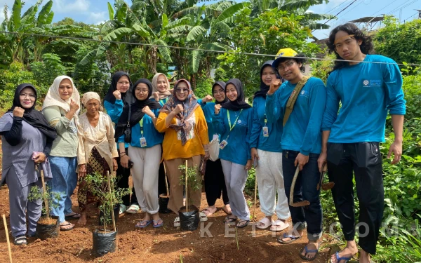 Mahasiswa UNAIR Gaungkan TASER, Tanam Serai Jadi Solusi Alami Redam DBD di Desa Wadeng Gresik