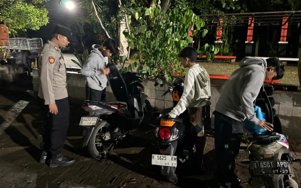 Thumbnail Berita - Polsek Kendal Bubarkan Kerumunan Remaja di Taman Klorofil, Cegah Potensi Kenakalan dan Kriminalitas