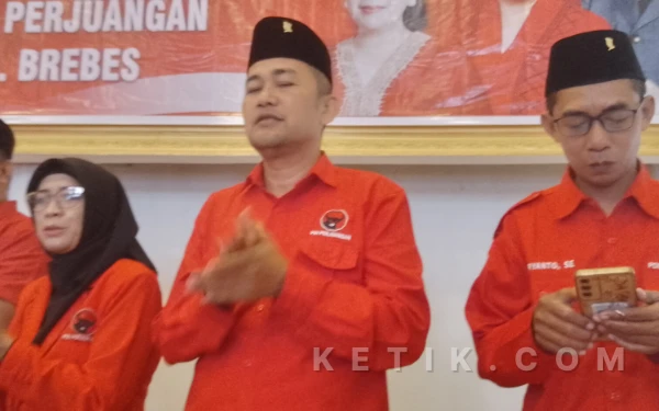 Thumbnail Berita - Kejutan di HUT PDI P, Mantan Wakil Bupati Brebes Kembali Muncul Usai Lama 'Menghilang'