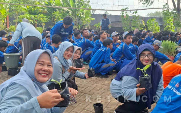 Thumbnail Berita - Aksi 364 Warga SMAN 1 Gondangwetan, Ubah Lahan Sampah Jadi Produktif Lewat Program SIKAP
