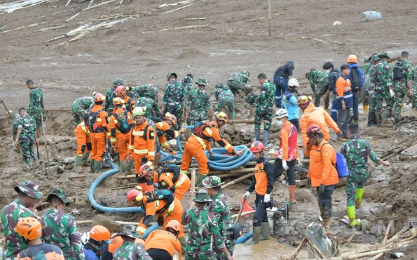 Thumbnail Berita - Korban Tewas Longsor Cisarua Terus Bertambah, 38 Jasad Ditemukan 42 Masih Dicari