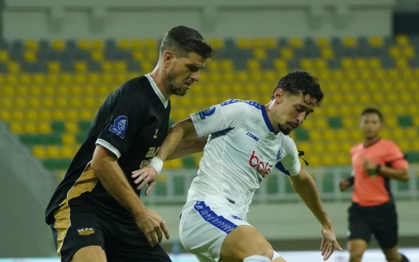 Thumbnail Dua Gol Alex Martins Buat Arema FC Bertekuk Lutut di Kandang Dewa United