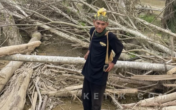 Thumbnail Berita - Kisah Pak Guru Hendra, Penyintas Konflik Aceh yang Jadi 'Ayah' bagi Ratusan Scooterist