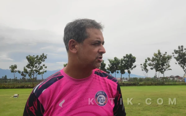 Thumbnail Minta Maaf ke Aremania dan Almarhum Kuncoro, Pelatih Arema FC Beber Biang Kekalahan Timnya di Kandang Dewa United