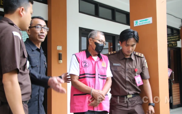 Thumbnail Berita - Berpindah Tempat dan Jual Pecel, Cara Buronan Korupsi PSSI Jombang Hindari Aparat