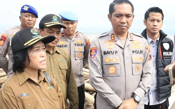 Thumbnail Berita - Polres Tegal dan Perhutani Pastikan Kayu di Pantai Larangan Bukan Hasil Penebangan Ilegal