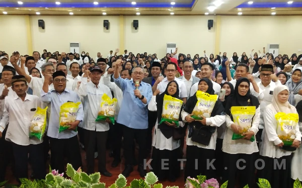 Thumbnail Berita - Menko Pangan Zulhas Pastikan Harga Aman Jelang Ramadan! Ke Gresik Tinjau Kampung Nelayan hingga Cek MBG