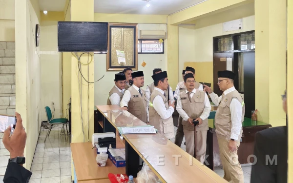 Thumbnail Berita - Menhaj Irfan Yusuf Target Dokumen Haji Tuntas 18 Maret 2026, Jatim Sudah 10 Ribu Paspor