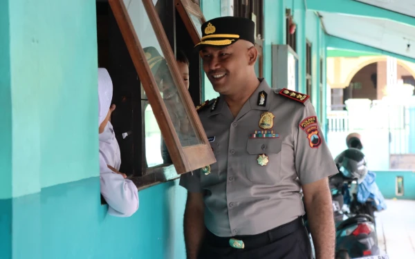 Thumbnail Berita - Dukung Gizi Anak Bangsa, Polres Kendal Salurkan Ratusan Paket Makanan Bergizi di SDN 01 Tambakrejo