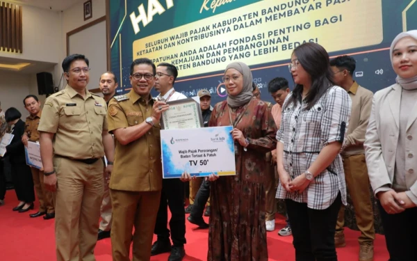 Thumbnail Berita - Bupati Bandung Beri Apresiasi dan Penghargaan untuk 19 Kontributor Pajak Terbesar 2025