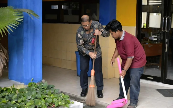 Thumbnail Kadisdik Jatim Tiba-Tiba Menyapu di SMAN 15! Ajarkan Siswa dan Guru Lebih Peduli Lingkungan Bersih
